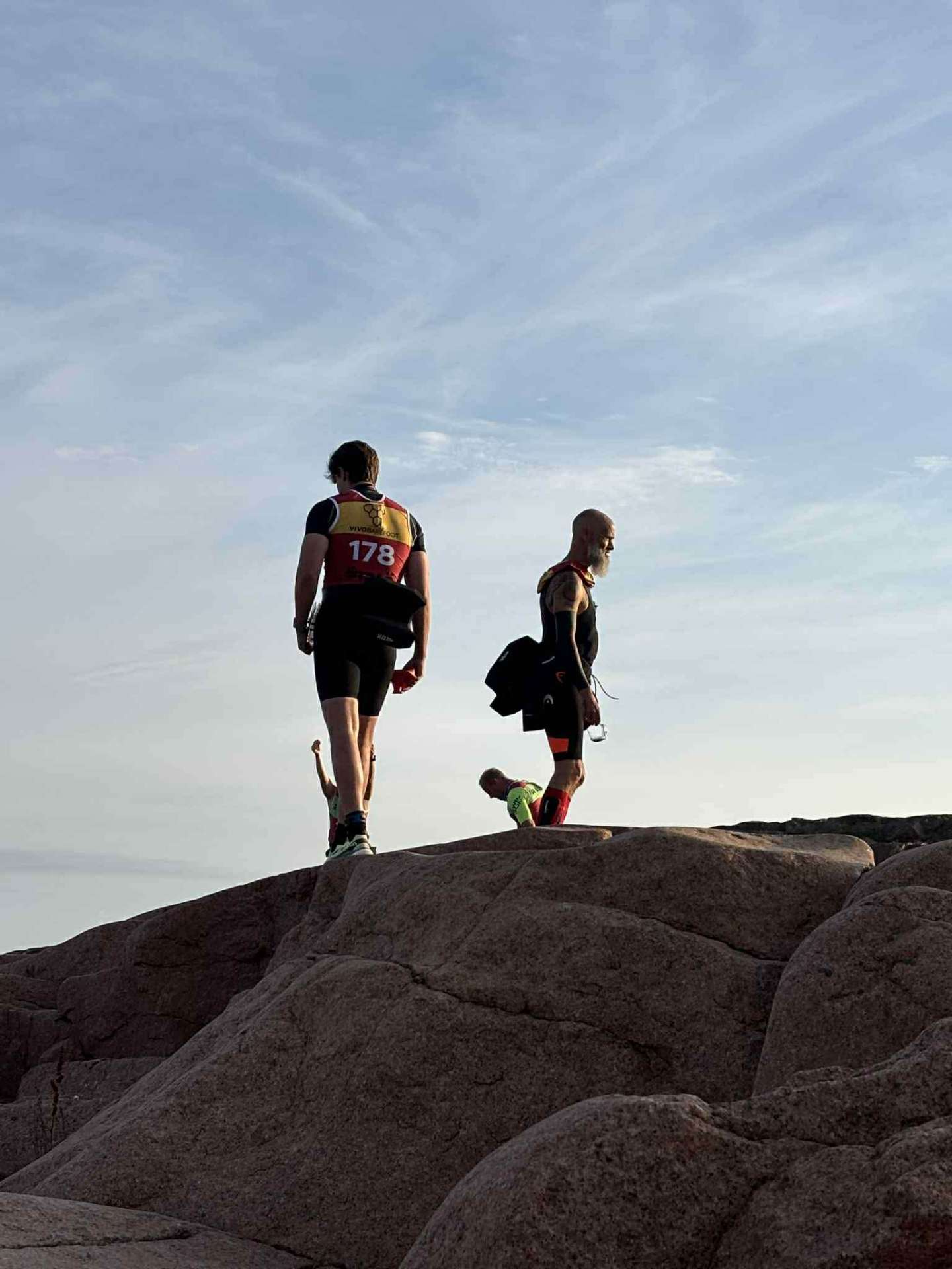 Simmare på klippor vid havet